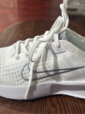 Nike White Silver Interactive Run Shoes NEW size 6
